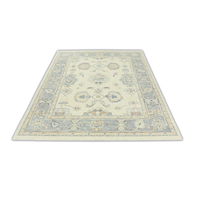 This modern Turkish Oushak rug is a stunning piece of art that has been handwoven using traditional techniques by skilled...