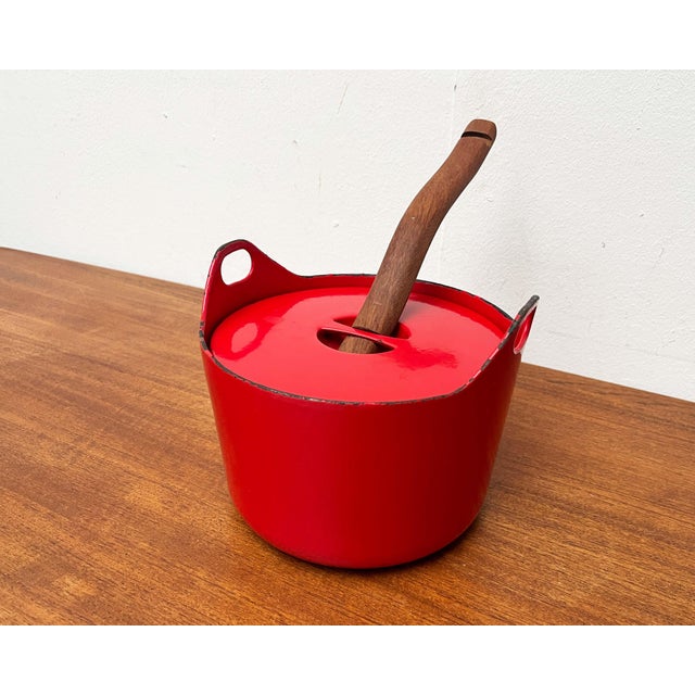 Mid-Century Modern Red Enamel Cast Iron Pot with Teak Handle by Timo Sarpaneva for Rosenlew of Finland, 1960s For Sale - Image 6 of 18