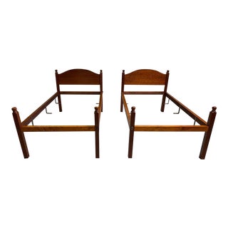 Mid 20th Century Pair of Eldred Wheeler Furniture Shaker Style Solid Maple Twin Bed Frames. For Sale