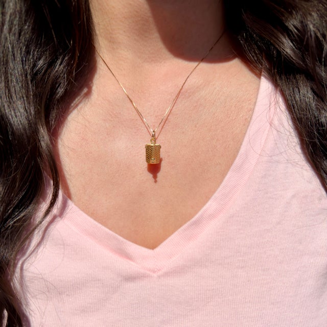 Vintage 1950s 14k Articulating Couple in a Chapel Charm, Bride and Groom, Church, For Sale - Image 11 of 14