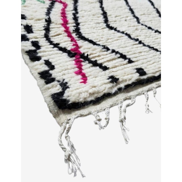 Abstract Azilal Rug – Handmade Moroccan Berber Wool Rug This handmade Azilal rug showcases a striking abstract composition...