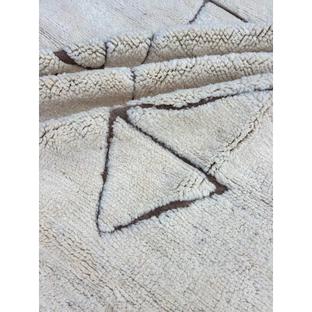 Early 21st Century Modern Artistic Classic White Hand-Knotted Wool Rug For Sale - Image 5 of 9