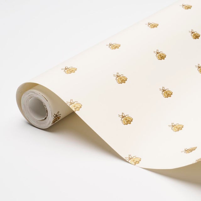 Schumacher SAMPLE - Schumacher Hubert's Bees Wallpaper In White & Gold For Sale - Image 4 of 5