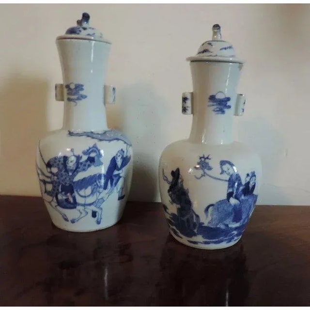 Near Chinese Kangxi Porcelain Blue & White Arrow Vases - a Pair For Sale - Image 4 of 11
