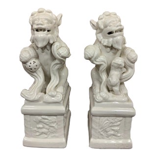 Pair of Mid Century Blanc De Chine, White Foo Dogs / Lions - Chinoiserie Decor - Bookends / Figurines For Sale