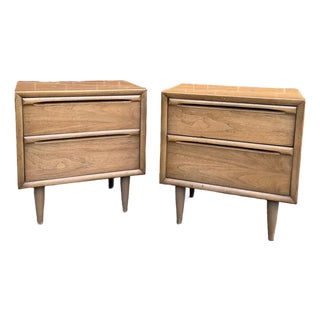 Pair of Mid-Century Modern Walnut Nightstands For Sale