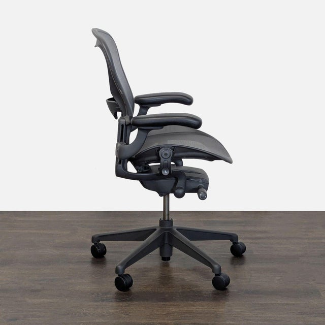 Herman Miller Herman Miller Aeron Ergonomic Mesh Office Chair - Adjustable Armrests For Sale - Image 4 of 7