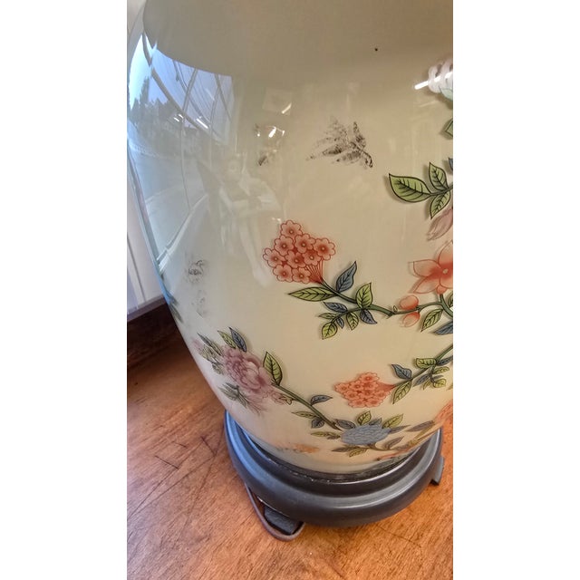 Vintage Chinoiserie Handpainted Glass Oriental Lamp For Sale In New York - Image 6 of 9