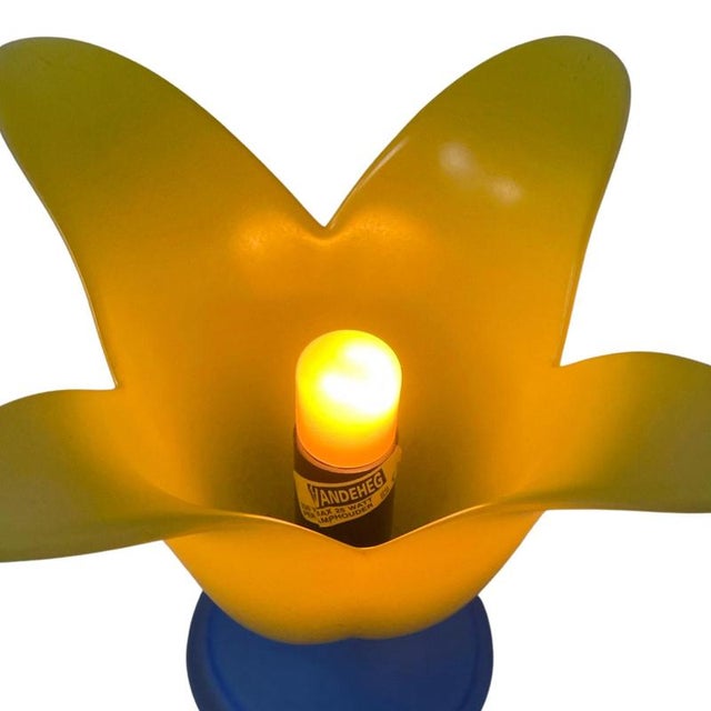 Tullip shaped table lamp made by Vandeheg in the Netherlands. This vintage piece has an e14 socket and wire with a...