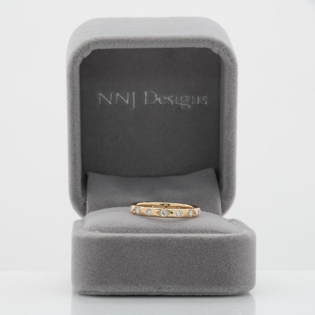 Modern Minimalist Diamond Band: Solid 14k Gold – Star Set Round Diamonds, Fine Jewelry, Size 6.75 For Sale - Image 3 of 6