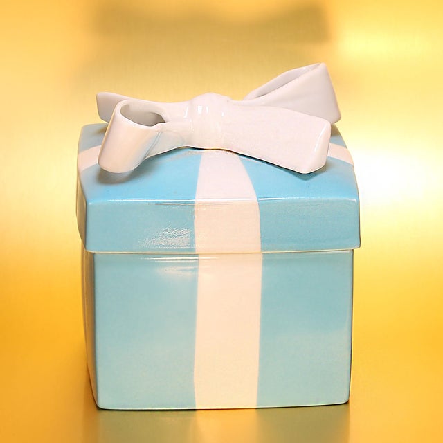 Elegant Tiffany & Co. Iconic Ceramic Gift Box This exquisite Tiffany & Co. ceramic gift box is a timeless symbol of...