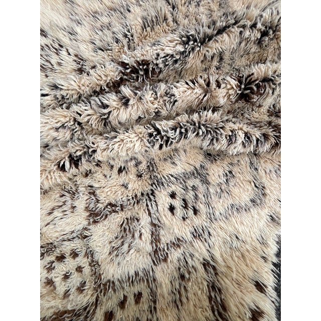 Large Vintage Moroccan Beni Ouarain Marmoucha Rug – Hand Knotted Berber Wool Carpet – Ivory Tribal Atlas Rug For Sale - Image 11 of 12