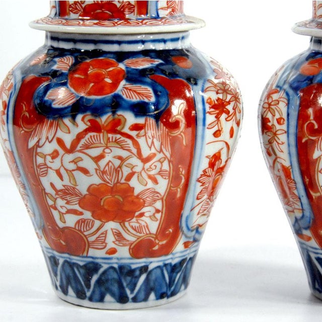 1920s Antique Japanese Hand Painted Imari Vases, Set of 2 For Sale - Image 5 of 12