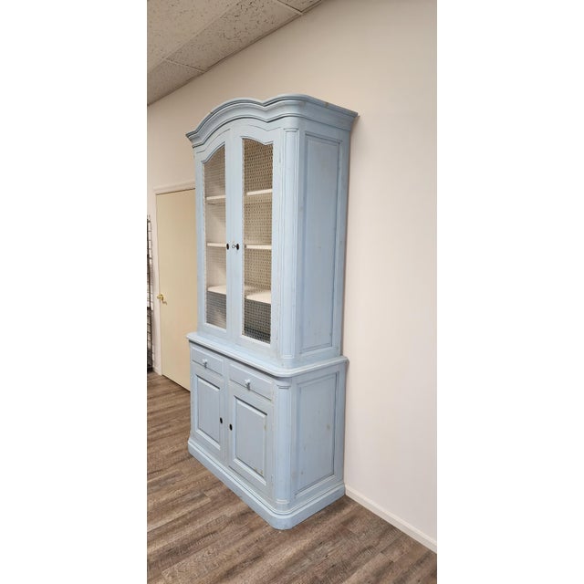 French Country Mid 20th Century Swedish Rococo Style Painted Vitrine/Display Cabinet With Molded Bonnet Top For Sale - Image 3 of 16