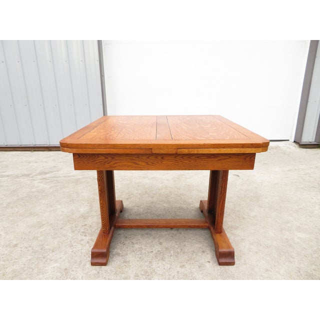 Nice antique, or possibly vintage, draw leaf oak wood dining table. Circa 1910's-1930's. Excellent convenient compact...