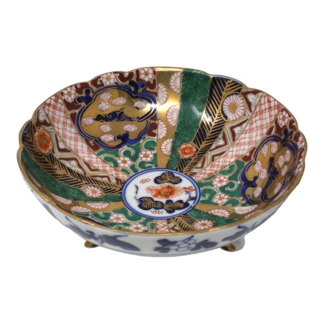 Vintage Japanese Hand-Painted Imari Three-Footed Porcelain Bowl For Sale