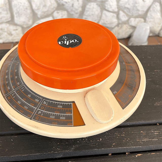 Mid-Century Modern Space Age Orange Flying Saucer Mechanical Kitchen Scale with Calorie Counter from Vipo, 1970s For Sale - Image 3 of 10
