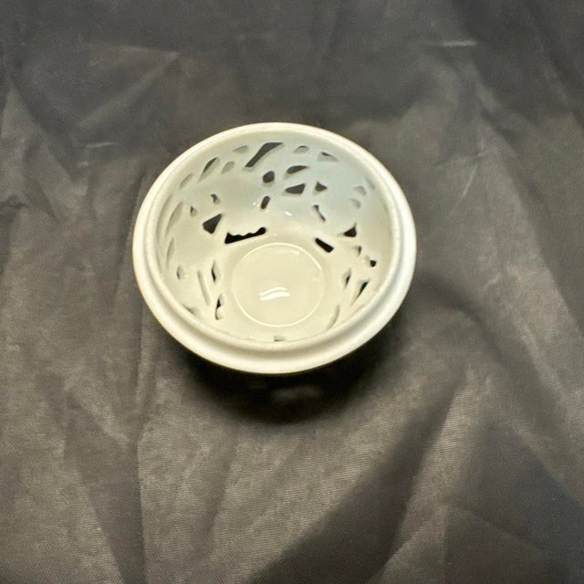 1980s Vintage Herend Hungary Reticulated Bonbonniere Potpourri Box Strawberry Finial #6214 For Sale - Image 5 of 9