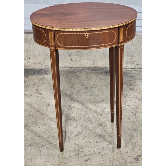 Traditional 1990s Baker Colonial Williamsburg Federal Style Mahogany Oval Inlaid Side Table Rare For Sale - Image 3 of 10