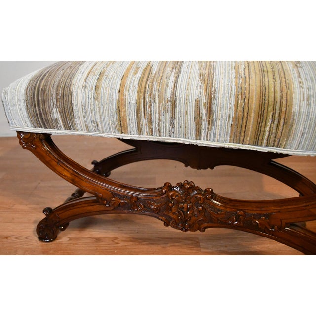 1900s Antique French Louis XV Carved Walnut Spring-Seat Window Bench / New Upholstery For Sale - Image 4 of 13