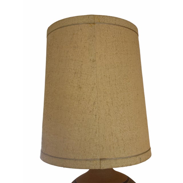 Mid-Century Modern Mid-Century Modern Earth Tone Incised Geometric Ceramic Table Lamp With Shade For Sale - Image 3 of 3