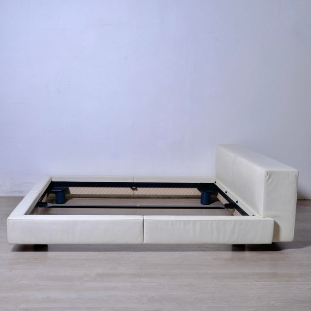 White Sera Double Bed in Leather by Roberto Palomba for Poltrona Frau, 1980s For Sale - Image 8 of 15