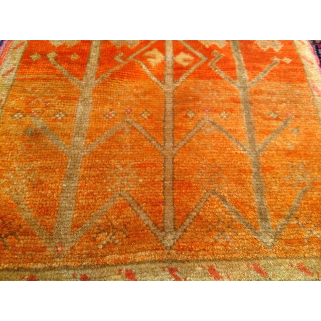 A striking example of late 19th-century Anatolian textile art, this antique Turkish Oushak rug features a warm and earthy...