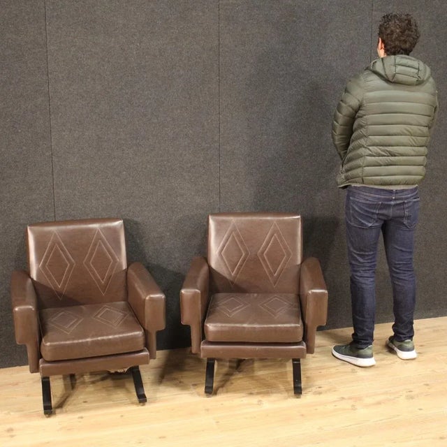 Pair of Italian design armchairs from the 70s / 80s. Furniture covered in skai of beautiful line and pleasant decor....