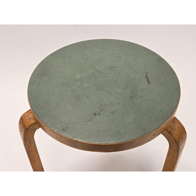 Stool 60 in Green Linoleum by Alvar Aalto for Artek, 1950s For Sale - Image 9 of 13