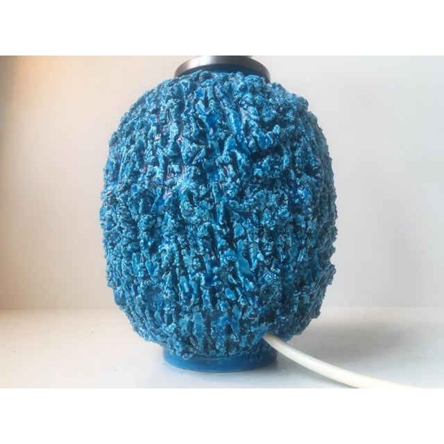 - Ceramic table lamp in a bulbous shape - Designed by Gunnar Nylund - Composed of Chamotte clay and glazed with turquoise...