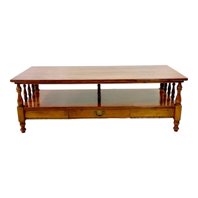 1970s Vintage Ethan Allen American Traditional Heirloom Nutmeg Maple Coffee Table For Sale