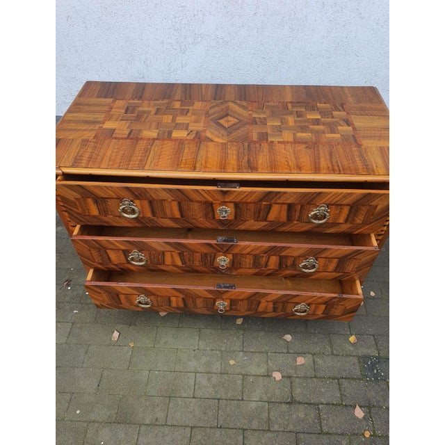 Louis XVI Commode in Inlaid Walnut, 1790 For Sale - Image 3 of 12
