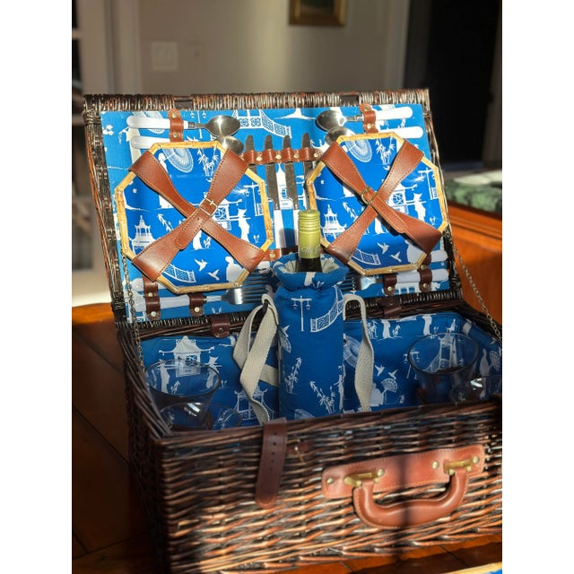 Rare Kim Seybert Cobalt and White Chinoiserie Picnic Basket - 30 Pieces This beautiful 30 piece Kim Seybert picnic basket...
