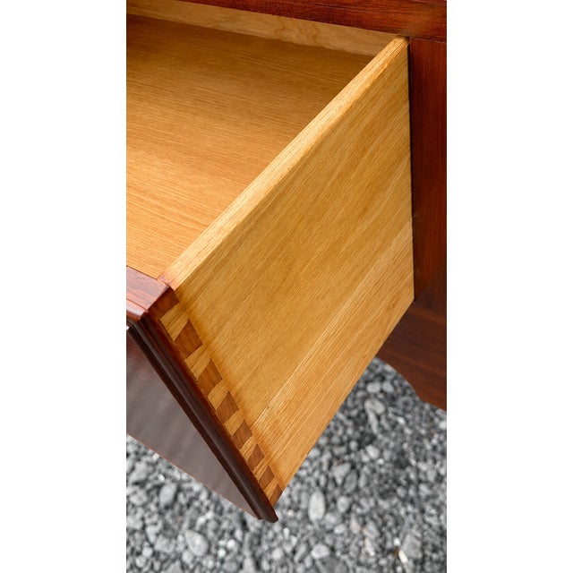1980s Henkel Harris Jamestown Colony Cherry Lowboy / Huntboard / Server-Excellent Condition! For Sale In Washington DC - Image 6 of 8