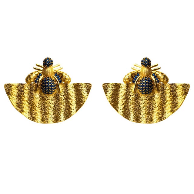 Abundance Honey Bee Sapphire & Gold Chunky Earrings, A Pair For Sale In Miami - Image 6 of 6