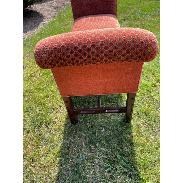 1970s Vintage Henredon Chippendale-Style Carved Mahogany Bench Upholstered in an Orange Cut Velvet Fabric For Sale - Image 5 of 7