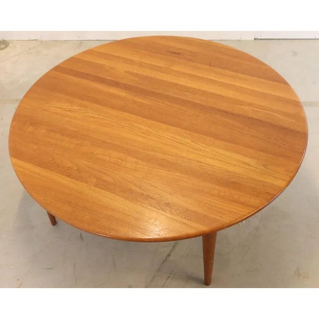 Very special high-end design coffee table for the real nice tasters! Model "Bybjerg" is a round coffee table with a very...