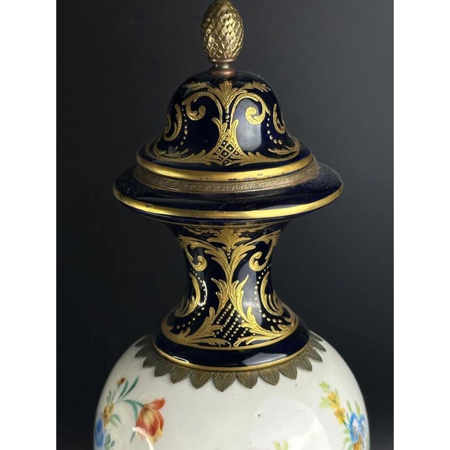 Rococo French Lidded Porcelain Vases with Hand-Painted Floral Bouquets and Gilding in the style of Sèvres, 1900s, Set of 2 For Sale - Image 3 of 10