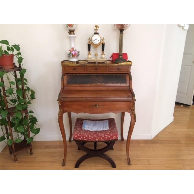 This exquisite vintage rolll Top desk is a stylish and functional addition to any home or office. Featuring a stunning...