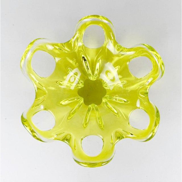 Small Czech Art Glass Bowl attributed to Josef Hospodka for Chribska Glassworks, 1960s For Sale - Image 3 of 6
