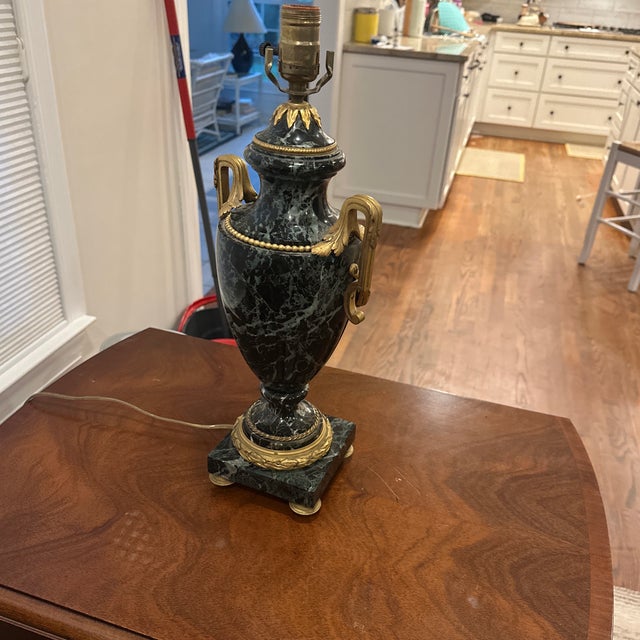 French Antique French Louis XVI Style Table Lamp Made of Green Marble and Gilt Bronze For Sale - Image 3 of 8