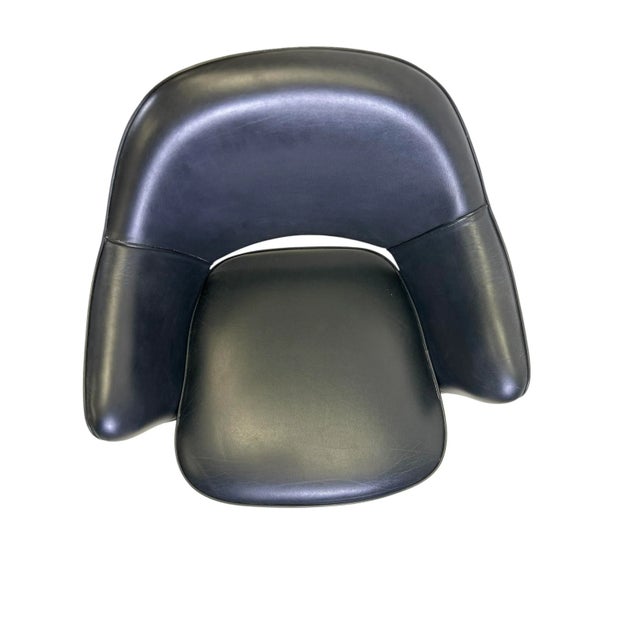 Saarinen Executive Armchair in Original Black Leather, Steel Tubular Legs For Sale In New York - Image 6 of 7