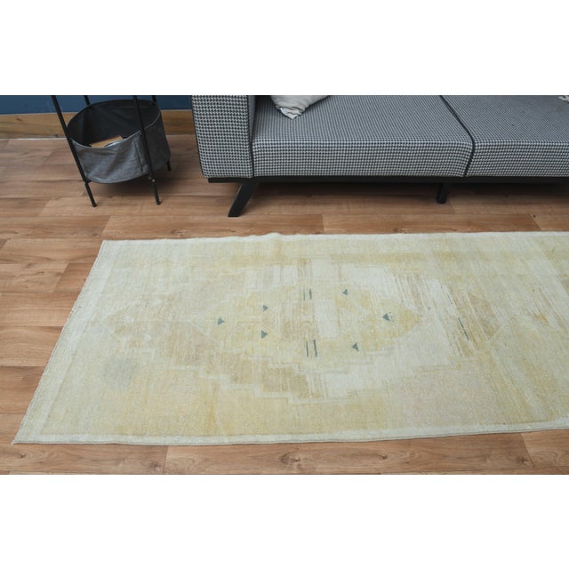 1970s Vintage Handmade Wool Cotton Turkish Cream Area Rug For Sale - Image 11 of 11