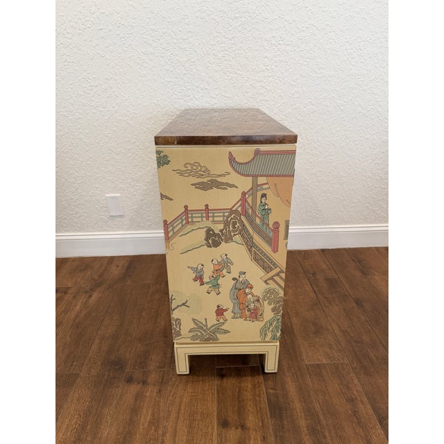 Hollywood Regency 1980s Drexel Heritage ‘Et Cetera’ Hollywood Regency Chinoiserie Hand-Painted Cream Lacquered Bar Cabinet For Sale - Image 3 of 12