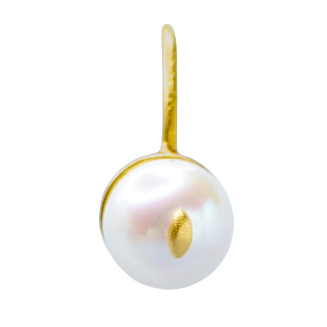Cat Eye Pearl 18k Gold Hook Earrings, A Pair For Sale In New York - Image 6 of 10