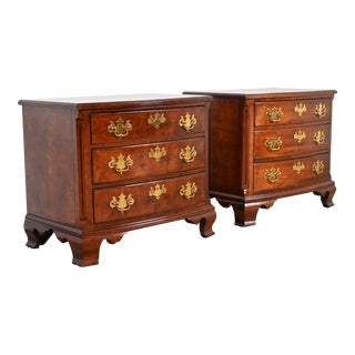 Henredon Georgian Mahogany Bow Front Bedside Chests, Pair For Sale