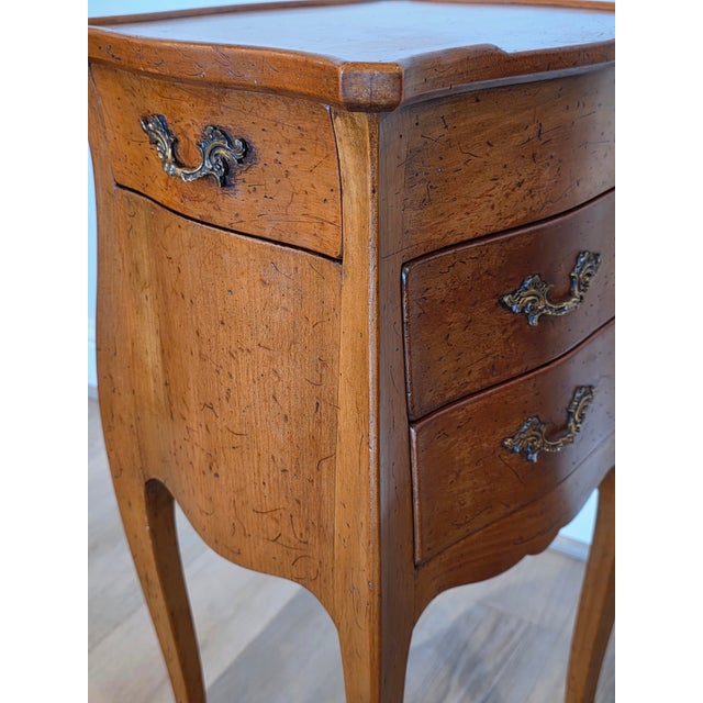 Brown Vintage French Louis XV Style Fruitwood Bombe Nightstands End Tables - A Pair For Sale - Image 8 of 18