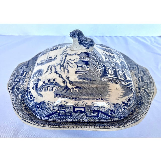 Antique 19th Century English Blue Willow Covered Vegetable Serving Dish With Lion Finial Handle For Sale - Image 10 of 16