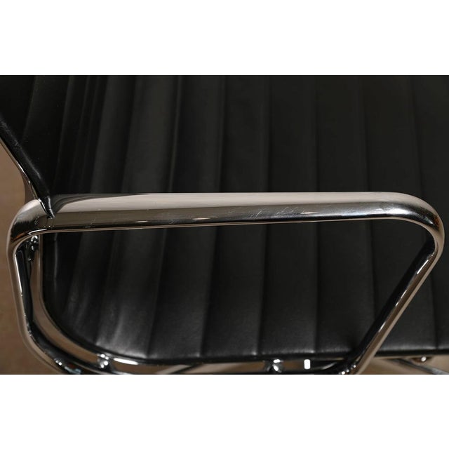 EA117 Office Chair in Black Leather and Chrome by Charles and Ray Eames for Vitra For Sale - Image 12 of 18