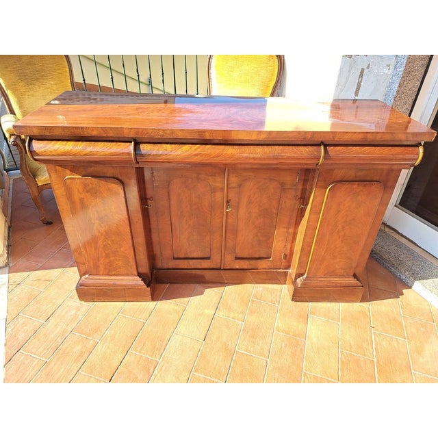 Victorian (1837 - 1901) English Victorian Mahogany Chest of Drawers – Early 1900s Elegant English Victorian-style chest of...